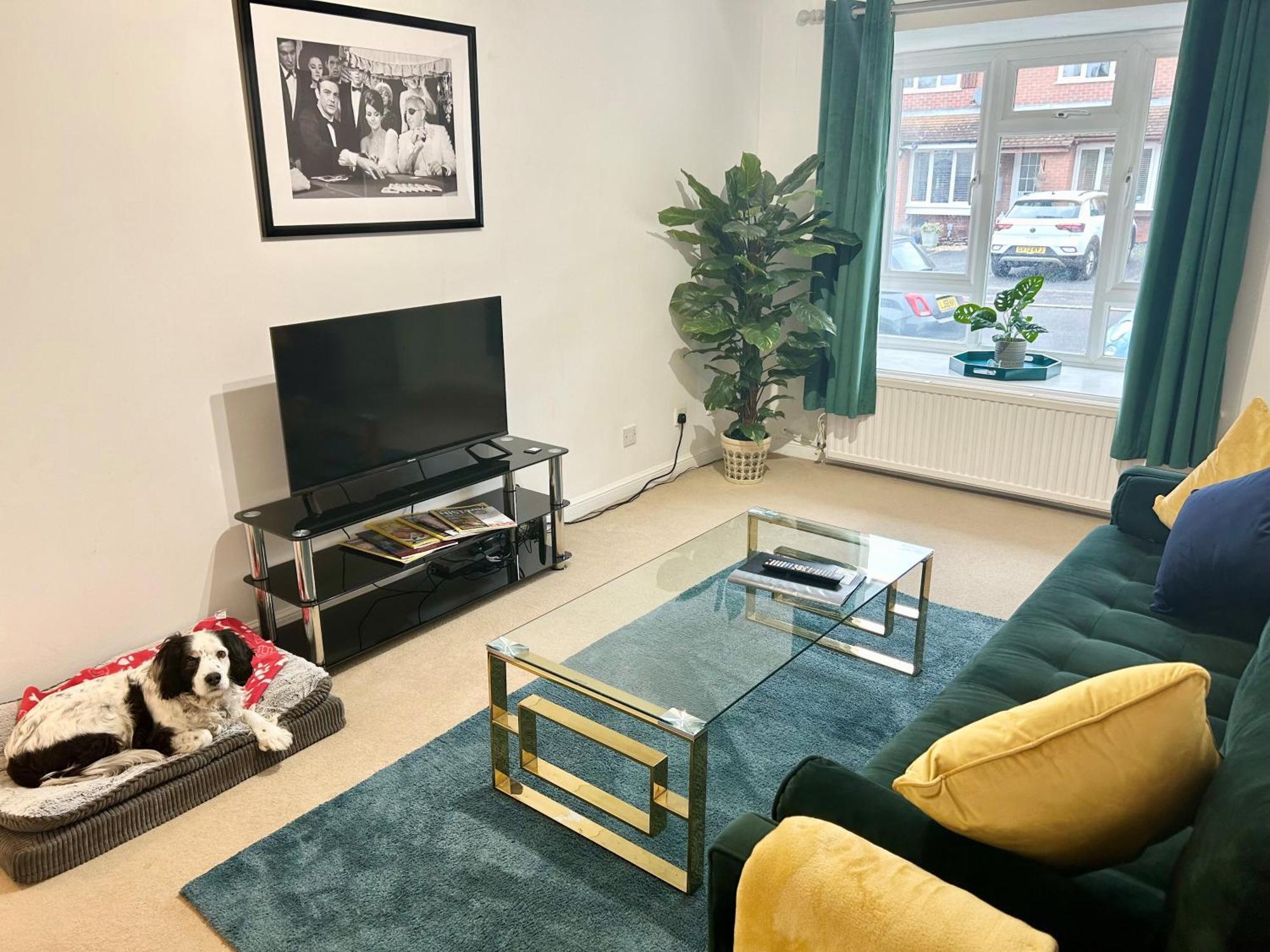 Kb51 Charming Horsham House: Pet-friendly With London Access Holiday home Warnham